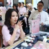 Prilly Latuconsina saat menyapa fans di The Palace Jeweler Botani Square Bogor, Sabtu (19/4) Malam. (Yudha Prananda / Jabar Ekspres)