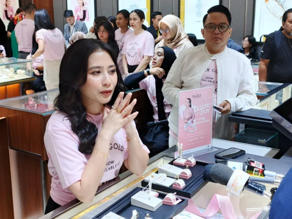 Prilly Latuconsina saat menyapa fans di The Palace Jeweler Botani Square Bogor, Sabtu (19/4) Malam. (Yudha Prananda / Jabar Ekspres)