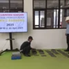 Salah seorang siswa SMKN 2 Bandung saat mengikui Uji Kompetensi Keahlian teknis pengelasan di ruang praktik, Selasa, 22 April 2025.