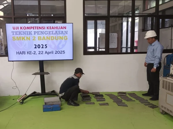 Salah seorang siswa SMKN 2 Bandung saat mengikui Uji Kompetensi Keahlian teknis pengelasan di ruang praktik, Selasa, 22 April 2025.
