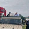 Radya Anom Keraton Sumedang Larang (kiri), Mahkota Binokasih Pajajaran (tengah), Bupati Bogor Rudy Susmanto (kanan) saat hendak melakukan kirab mahkota menuju kompleks Pemkab Bogor, pada Senin (21/4/2025). Foto: Regi