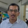 Kepala P3DW Kota Banjar, Benny Suranata saat diwawancara disela pelayanan pajak kendaraan bermotor uang membludak di kantornya, Rabu (9/4/2025). (Cecep Herdi/Jabar Ekspres)