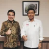 Ilustrasi: Hotma Sitompul (kiri) mengabadikan momen bersama Wiranto. (Foto: Instagram / hotmasitompoelofficial)