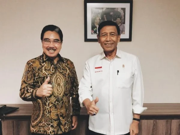 Ilustrasi: Hotma Sitompul (kiri) mengabadikan momen bersama Wiranto. (Foto: Instagram / hotmasitompoelofficial)