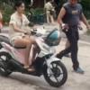 Viral Momen Lisa BLACKPINK Naik Beat Karbu, Netizen: Fix Harga Tuh Motor Bakal Naik