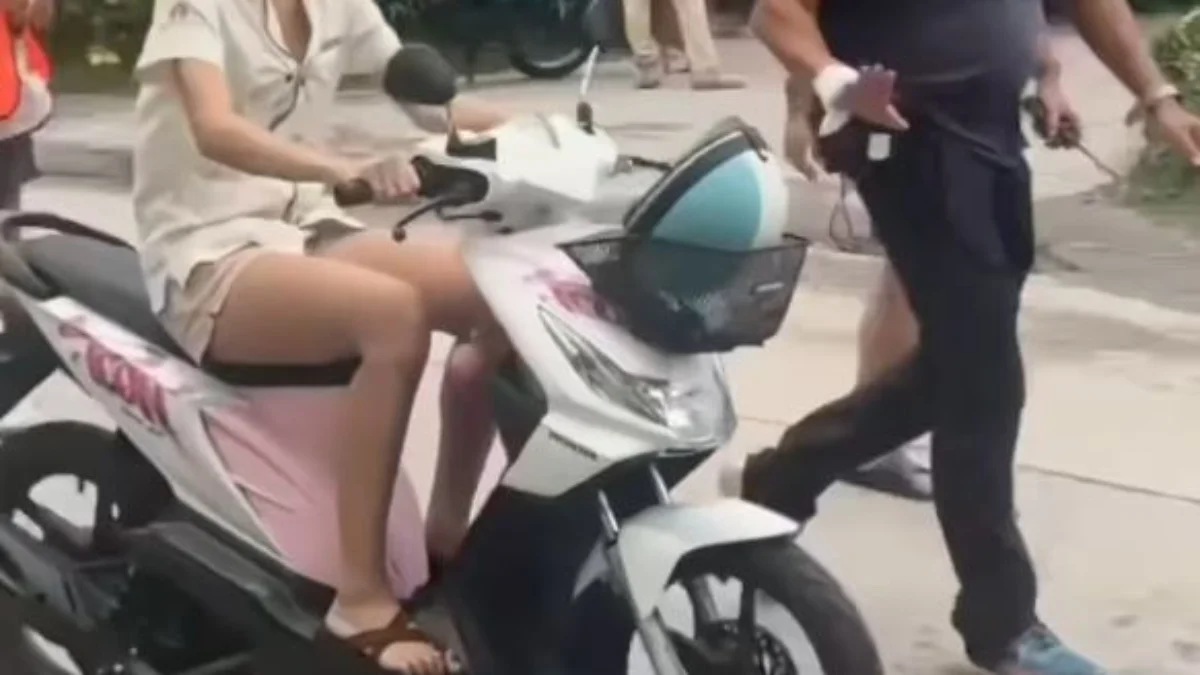 Viral Momen Lisa BLACKPINK Naik Beat Karbu, Netizen: Fix Harga Tuh Motor Bakal Naik