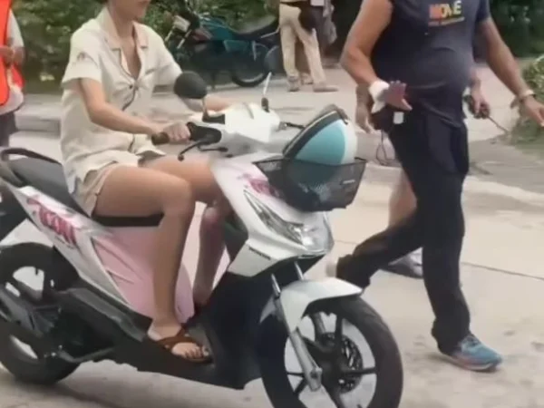 Viral Momen Lisa BLACKPINK Naik Beat Karbu, Netizen: Fix Harga Tuh Motor Bakal Naik