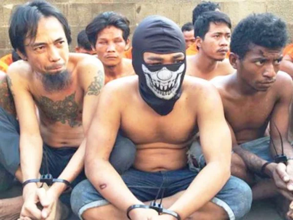 Ilustrasi sejumlah ormas yang melakukan aksi premanisme setelah diamankan. (Dok. Jabar Ekspres)