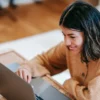 7 Tips Jitu Lawan Rasa Kantuk Setelah Makan Siang di Kantor