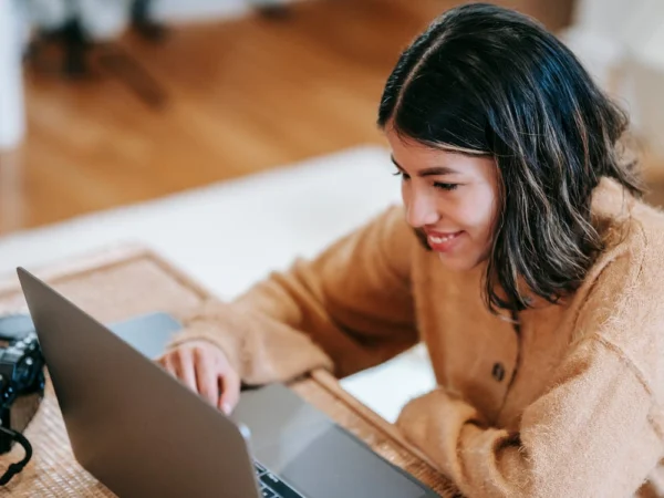 7 Tips Jitu Lawan Rasa Kantuk Setelah Makan Siang di Kantor