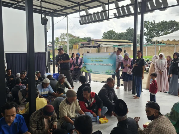 Makan siang gratis yang diselenggarakan Srikandi PLN Icon Plus SBU Regional Jawa Barat bersama Masjid Baitul Huda