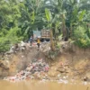 Video Viral Mobil Bak Buang Sampah ke Kali Bekasi Bikin Netizen Geram